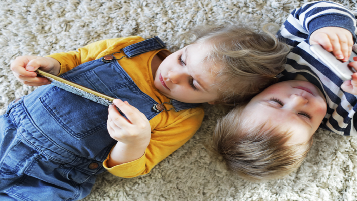 دراسة تحدد عدد ساعات استخدام الأطفال للهاتف أسبوعيا