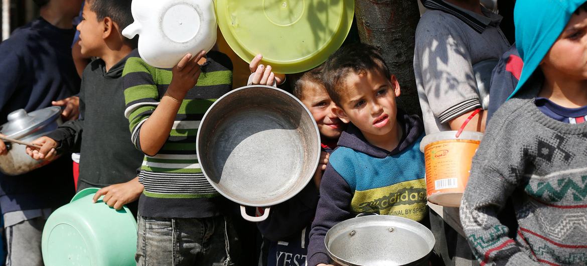 تحذير أممي من تلف الإمدادات الغذائية العالقة في غزة