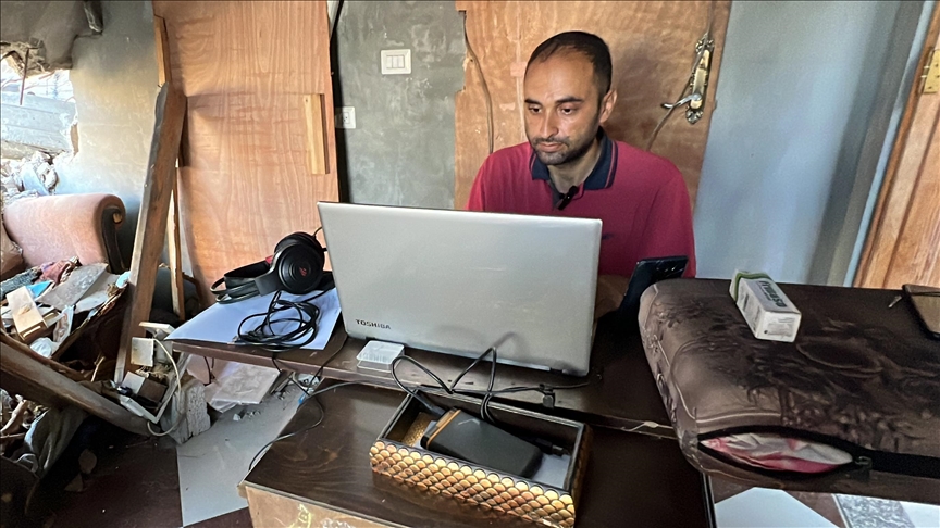 طالب غزاوي يناقش رسالة الدكتوراة من داخل منزله المدمر