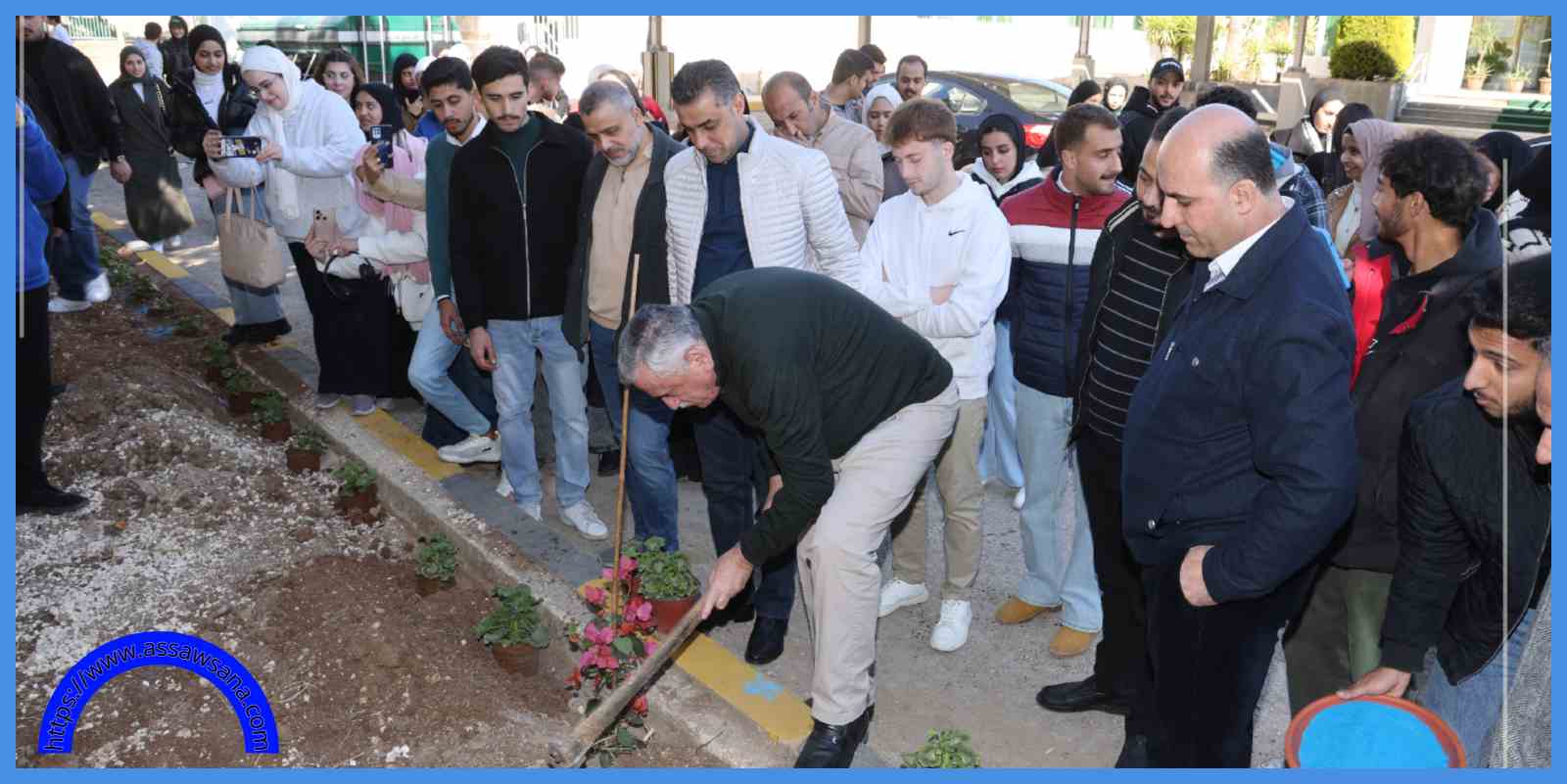 رئيس الجامعة الأردنية يزرع الورد بيديه