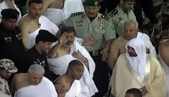  مرسي يجهش بالبكاء في الحرم المكي  ..  فيديو