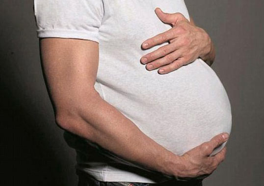 شاب مصري حامل في شهره السابع ارضاءً لزوجته