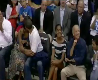  بالفيديو  ..  اوباما يقبل زوجته أمام الملايين 