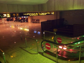 بالصور والفيديو : الامطار تسقط سقف مطار الدمام الدولي