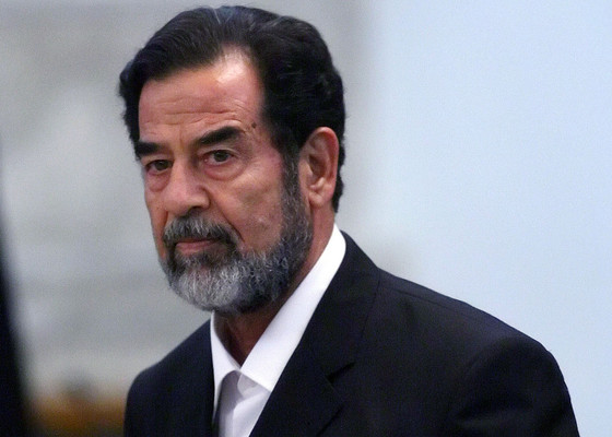 شاهد الصورة الاصلية للقاء الجلبي مع صدام حسين في السجن