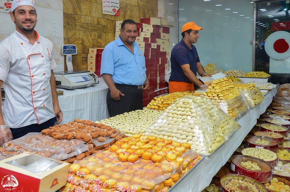 اقبال على شراء حلويات العيد 