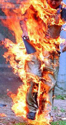 مسن يلف جسده بالإسفنج ويشعل النار بنفسه في عمان
