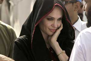 أنجلينا جولي تتجول بمخيم باكستاني بغطاء رأس وعباءة