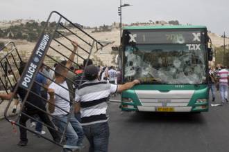 إسرائيل تقتحم باحة "الأقصى" بعد رشق حائط المبكى بالحجارة