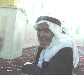 ابو العبد عمره 90 عاما  يسير يوميا عشرات الكيلو مترات للصلاة 