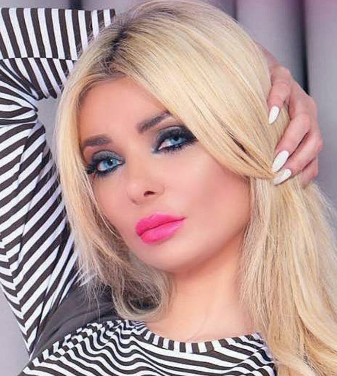 ميريام كلينك تظهر بصور مثيرة بالأسود شاهد 2208