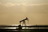 النفط  يقترب من 120 دولارا للبرميل بفعل اضطرابات ليبيا