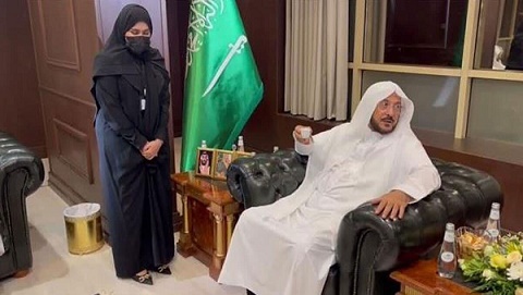 جدل في السعودية بسبب ما فعله وزير الشؤون الإسلامية مع هذه الفتاة