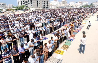 الاف الفلسطينيين يؤدون صلاة الجمعة في ساحات مفتوحة بغزة تلبية لدعوة فتح
